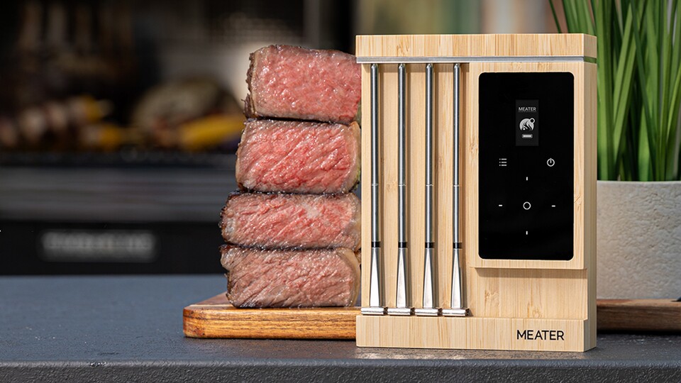 Das Meater Pro XL hat vier kabellose Thermometer-Sonden und ein Display, das euch auf dem Laufenden hält.