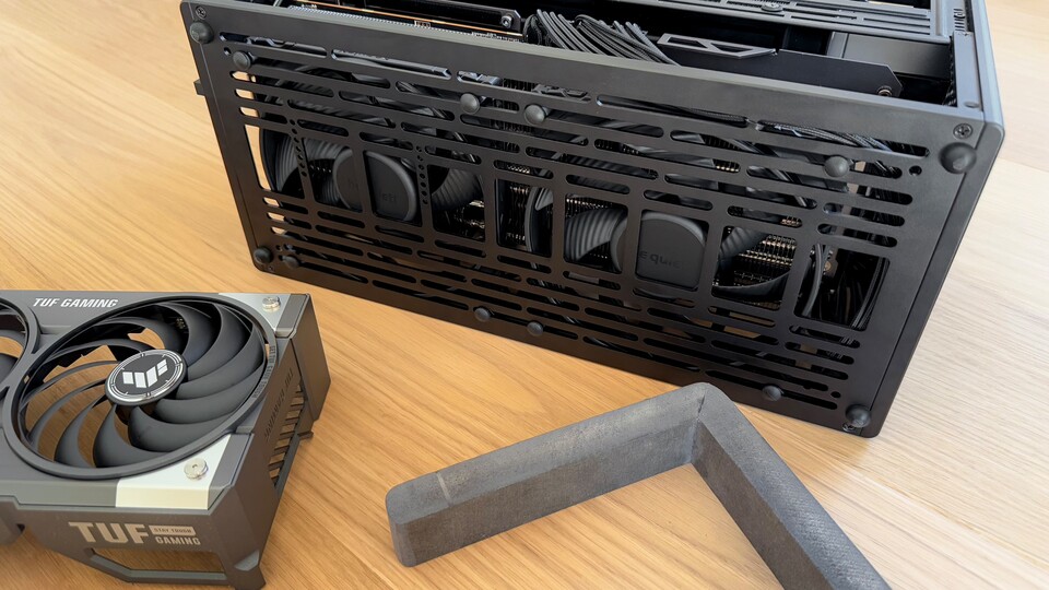 Die zwei be quiet! 140mm-Lüfter können weitaus mehr Luft bewegen als die drei 90mm-Lüfter der ASUS-Grafikkarte. Mit dem Standfuß unten rechts gibt’s auch genügend frischen Wind!