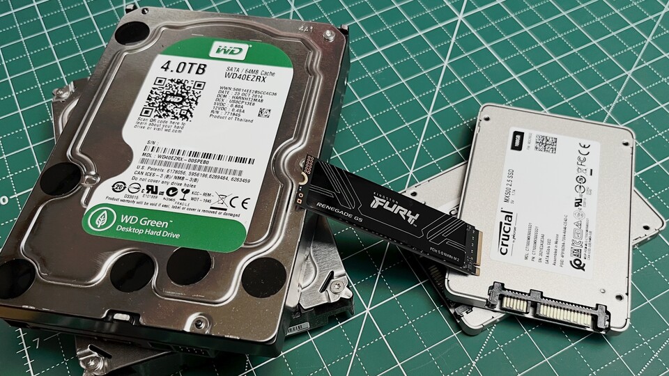Links die klassische HDD Festplatte, rechts sogenannte SATA SSDs und in der Mitte die NVMe-SSD von Kingston. Viel kleiner, viel schneller und mit viel mehr Speicherplatz.