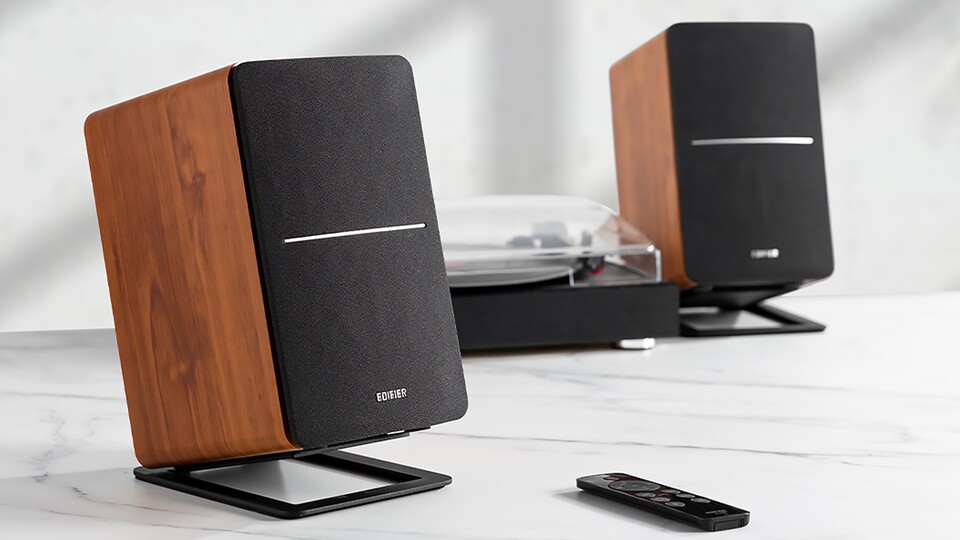 Egal, ob mit oder ohne Boxengitter – diese günstigen Stereo-Lautsprecher sehen auf jedem Schreibtisch schick aus.