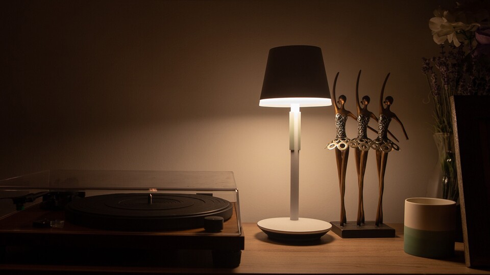 Die Color und White Ambience Tischleuchte mit Akku lässt sich einfach in euer Smart Home integrieren.