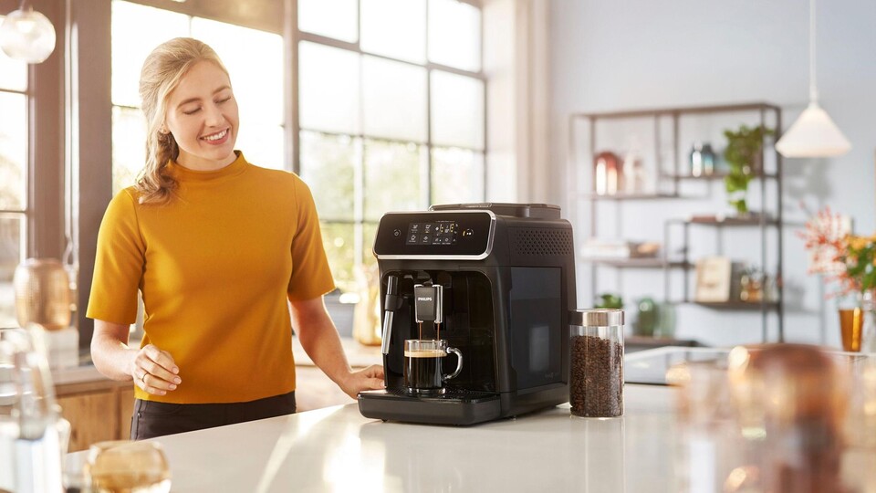Dieser Kaffeevollautomat von Philips ist ein Alleskönner und er sieht dabei auch wirklich schick aus.