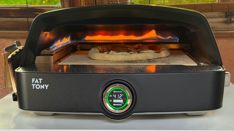 Mit dem Hitzeschild (links, seitlich am Ofen befestigt) waren über 400 °C schnell erreicht und meine erste Pizza wanderte in den Fat Tony.