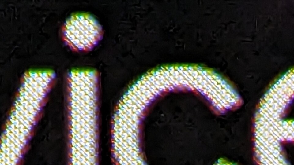 Beim sogenannten Color-Fringing sieht man farbige Schatten rund um Texte auf einem OLED-Monitor.