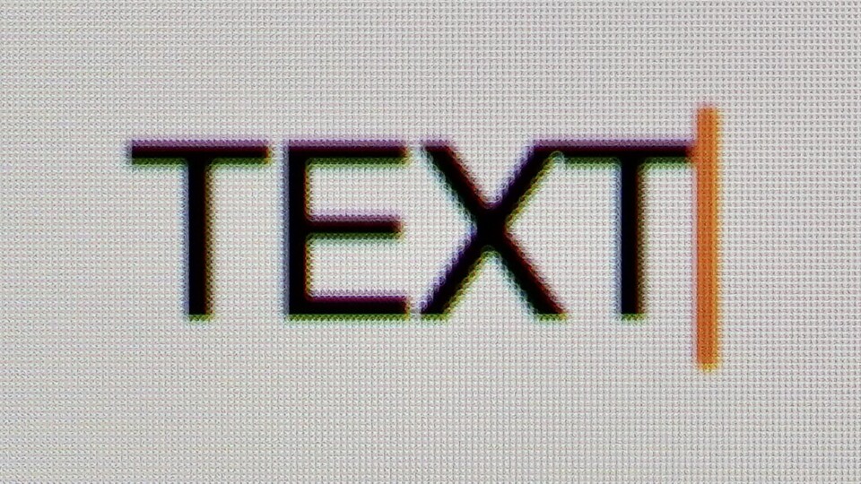 Oben Pink, unten grün: Selbst bei einem QD-OLED-Monitor der 4. Generation in 4K auf nur 27 Zoll lässt sich das Phänomen noch beobachten, allerdings stört es bei dieser Auflösung im Alltag gar nicht mehr.