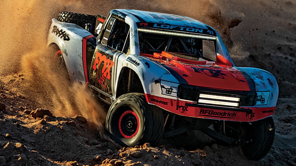 Der Traxxas UDR sieht unglaublich cool aus – egal, ob im Stand, bei der Fahrt oder in der Luft. Er macht selbst die größten Sprünge mit.