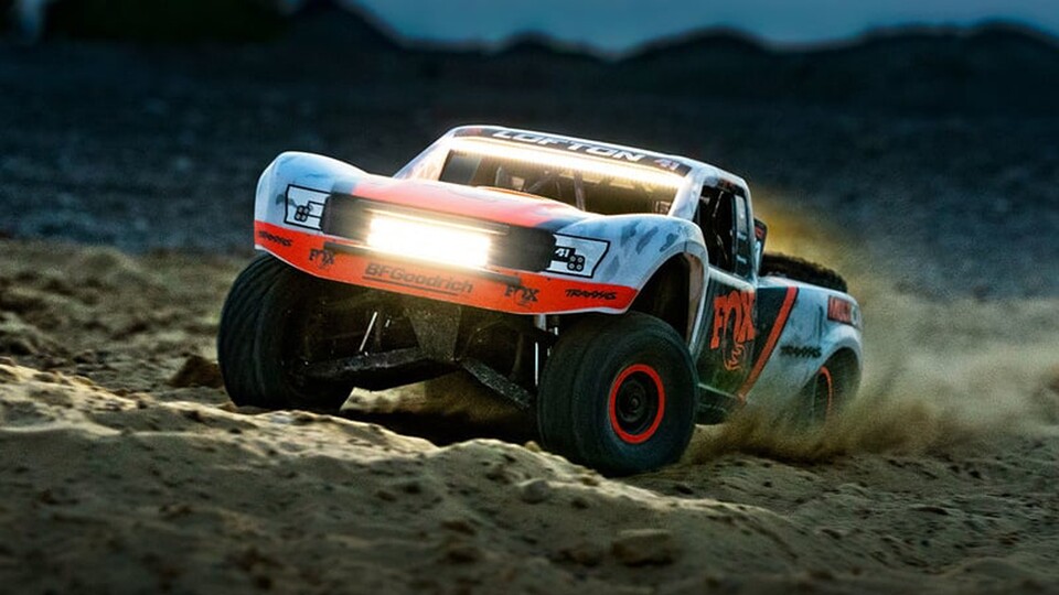 Selbst abends und nachts fahren ist kein Problem mit dem Traxxas UDR, denn dieser ferngesteuerte RC-Truck ist mit extrem hellen LED-Lightbars ausgerüstet.