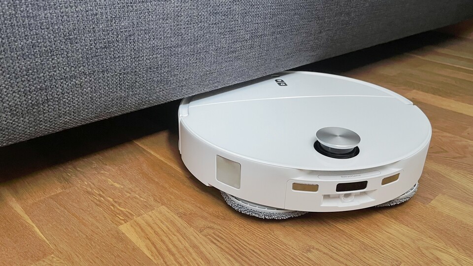 Der neue High-End-Saugroboter von Roborock schafft es auch unter Möbel, unter denen noch kein anderer Saug- und Wischroboter unterwegs war!
