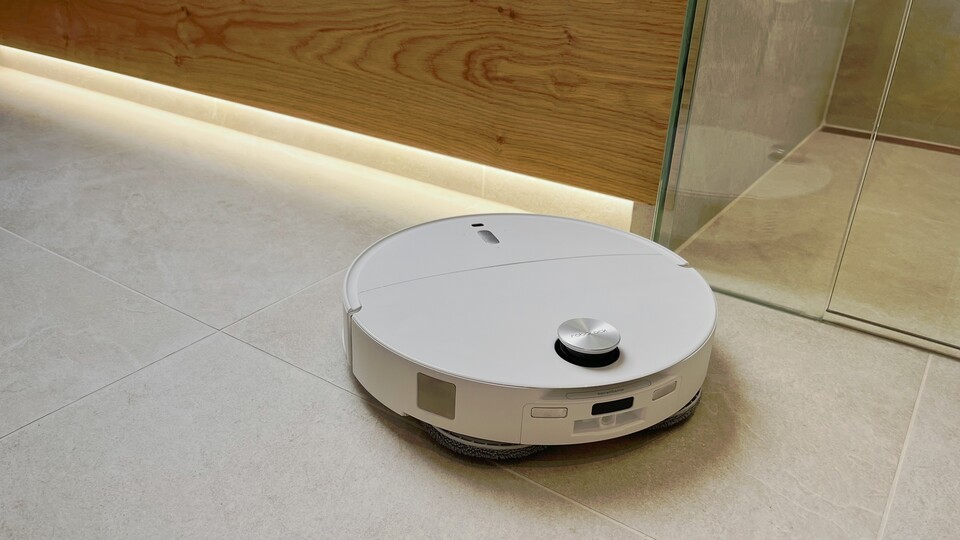 Für uns steht das erste Fazit fest: Der Roborock Qrevo Curv 2 Pro ist der beste Saugroboter, den wir bislang ausprobiert haben.