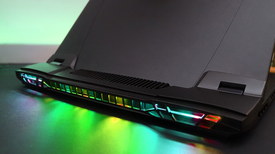 Ein Gaming-Laptop mit RTX 5090 und Intel Core Ultra 9 braucht natürlich auch eine bockstarke Kühlung … und RGB-Beleuchtung!
