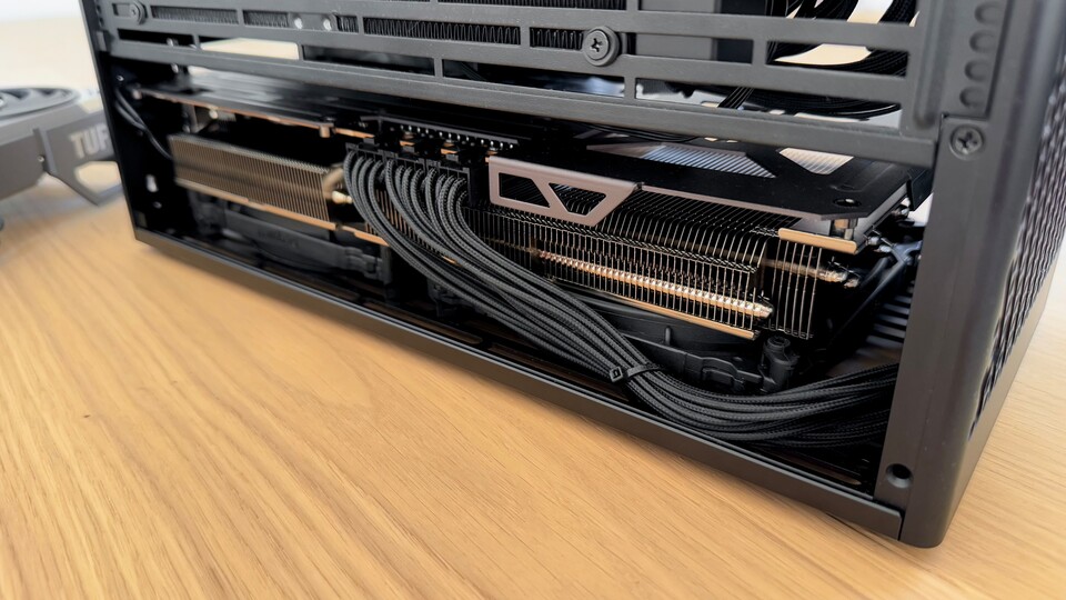 Auf diesem Bild erkennt man, dass im NCASE M2 jeder Millimeter zählt. Viel größer hätte die ASUS TUF Gaming RX 9070 XT nicht sein dürfen und die Lüfter passen nur um Haaresbreite darunter.