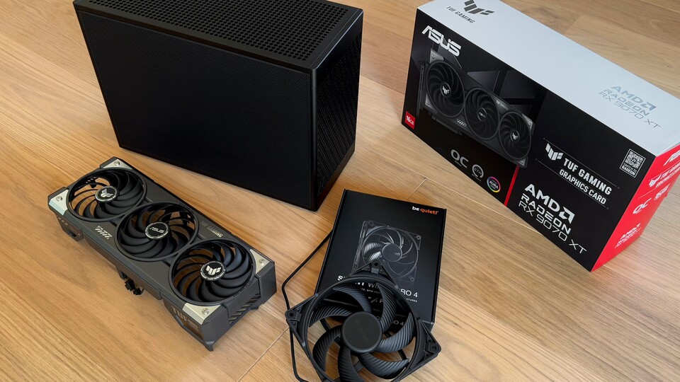 Vor meinem ITX-Case liegt hier keine ganze Grafikkarte, sondern nur die Überbleibsel meiner RX 9070 XT von ASUS. Drei Lüfter mussten weichen, damit zwei größere und bessere Platz finden.