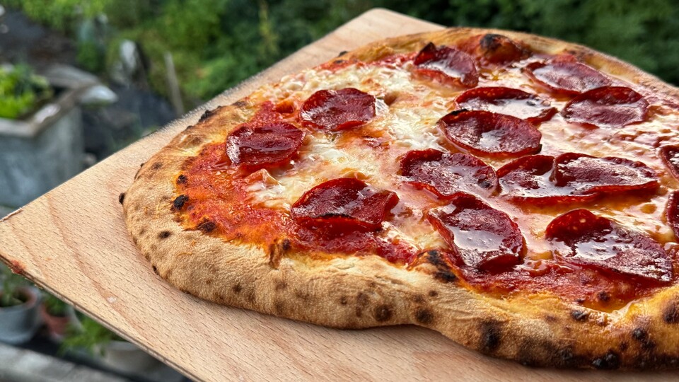 Römische Pizza zeichnet sich durch einen dünnen, knusprigen und goldbraunen Rand aus.