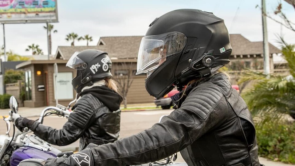 Kommunikation ist das A und O – auch beim Motorradfahren. Mit diesem Headset könnt ihr mit über 20 anderen Fahrern sprechen.