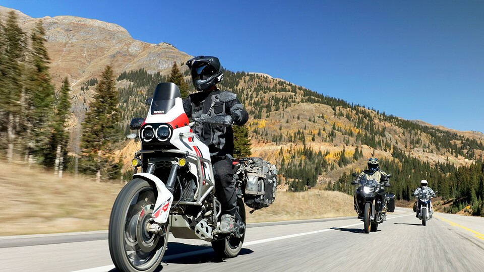 Die Mesh-Intercom der Sena Headsets für Motorradhelme erlaubt die Kommunikation mit euren Freunden und anderen Fahrern auf der Straße.