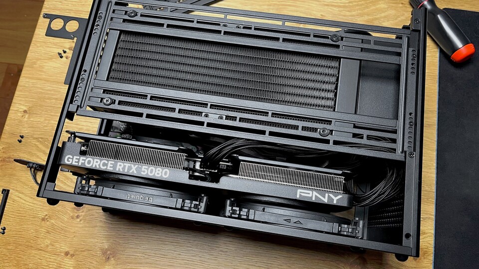 Unterhalb der RTX 5080 sitzen noch zwei leise 140‑mm‑Lüfter, um die Grafikkarte mit genügend kalter Luft zu versorgen.