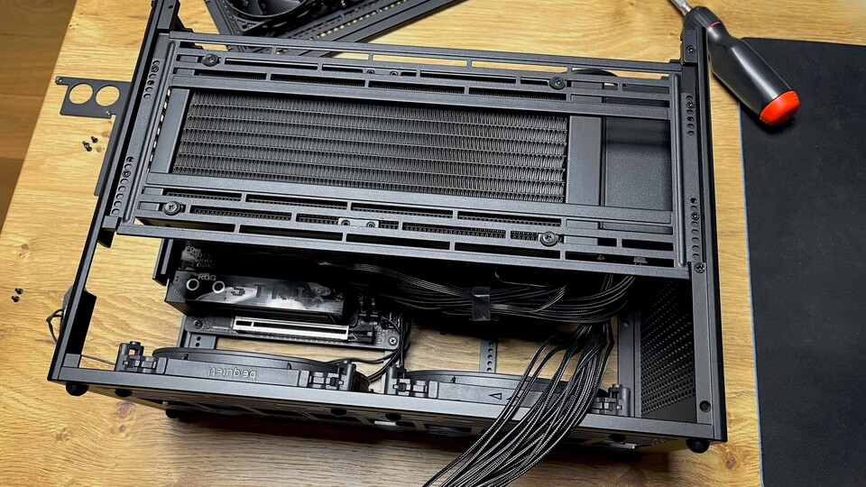 Im Bild liegt das NCASE M2 auf der Seite. Seitlich oben ist ein 240mm Radiator der Wasserkühlung für die CPU zu sehen – unten bleibt ein bisschen Platz für die Grafikkarte.