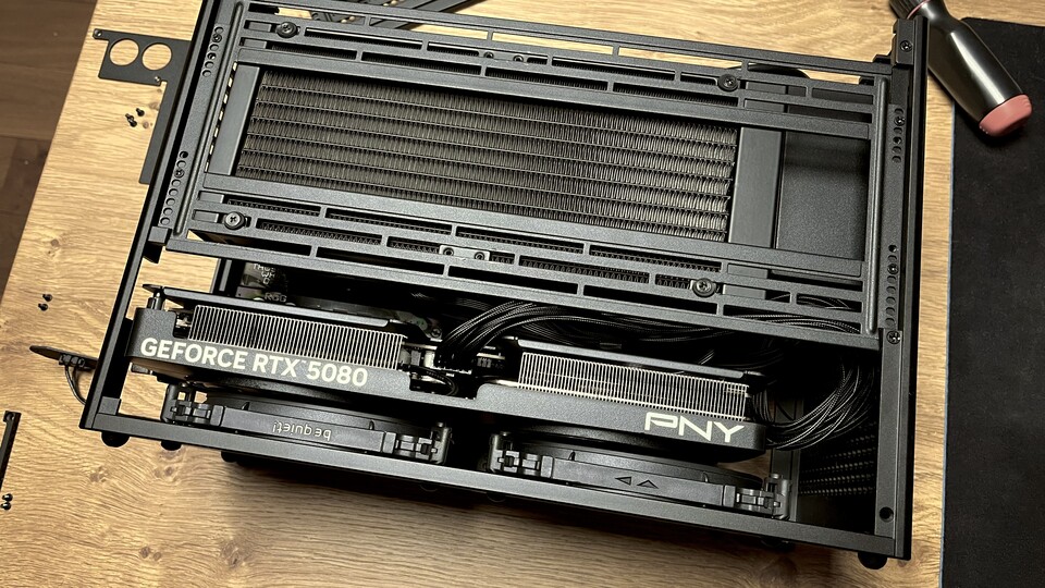 In meinem Ncase M2 ist nicht viel Platz. Da kam mir die RTX 5080 Slim von PNY gerade gelegen.