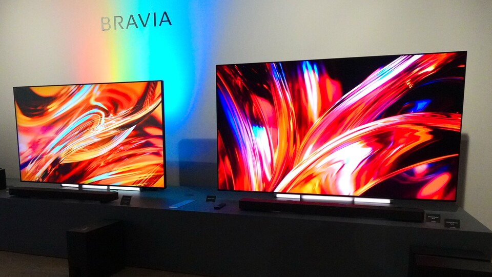 Links im Bild der Sony BRAVIA 7 II und rechts der BRAVIA 9 II. Den wunderschönen „durchsichtigen“ Standfuß teilen sich beide.
