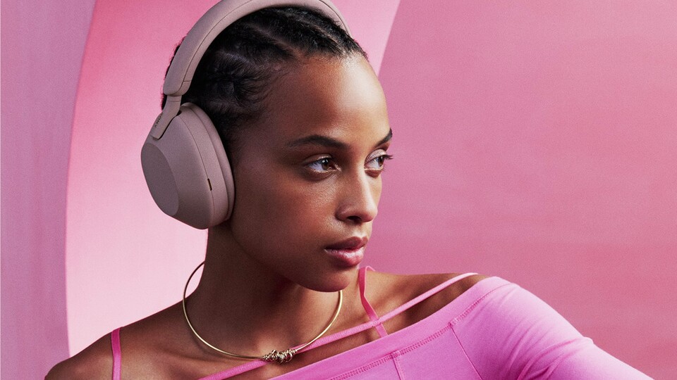 Auch den schicken Vorgänger gibt es in diversen Farben. Sony bietet den WH-1000XM5 in Schwarz, Silber, Pink und Blau an.