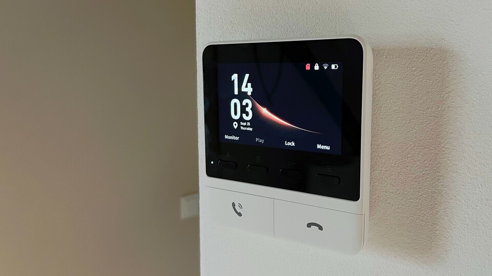 Der mitgelieferte Bildschirm der Switch Bot Video Doorbell zeigt Farben gut an und hat natürlich einen Akku - ihr könnt ihn also mit durchs Haus nehmen.