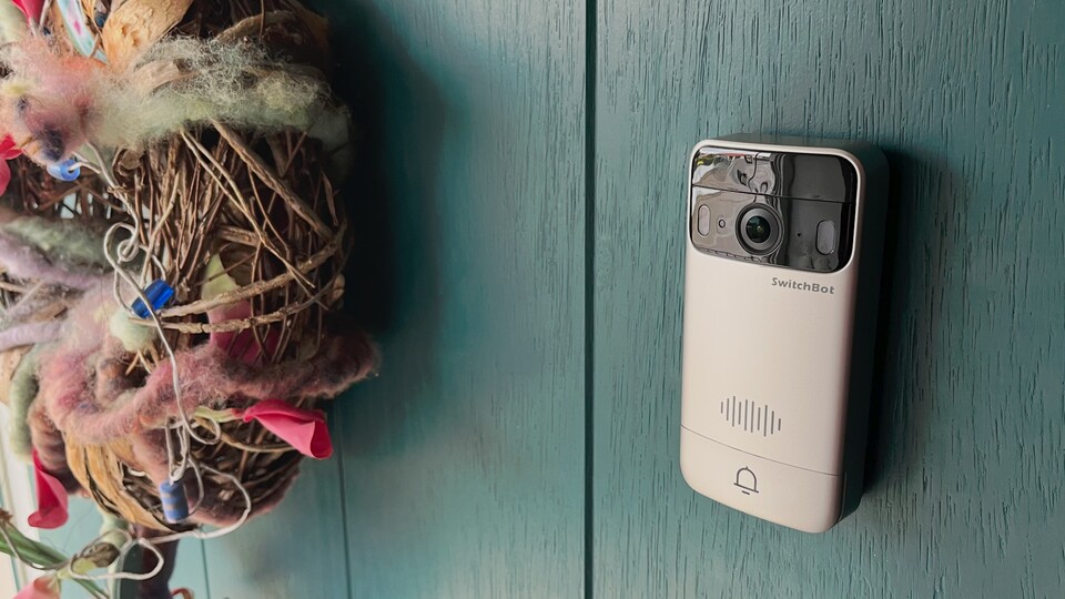 Außen an der Tür hängt die Türklingel. Mit einer NFC-Karte kann ich mir dir Tür aufschließen. In Zukunft auch mit Auto-Unlock und vielleicht sogar Apple HomeKey!