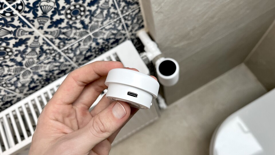 On the underside is the battery of the smart heating thermostat, which can be removed with one hand and charged via USB-C.