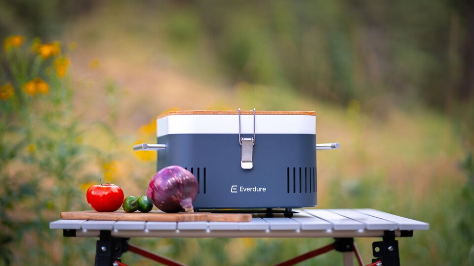 Der Everdure Cube Tischgrill als kompaktes Gesamtpaket. Dank seines skandinavischen Designs ist der mobile Campinggrill ein echter Hingucker im Park, am See oder auf dem Balkon.