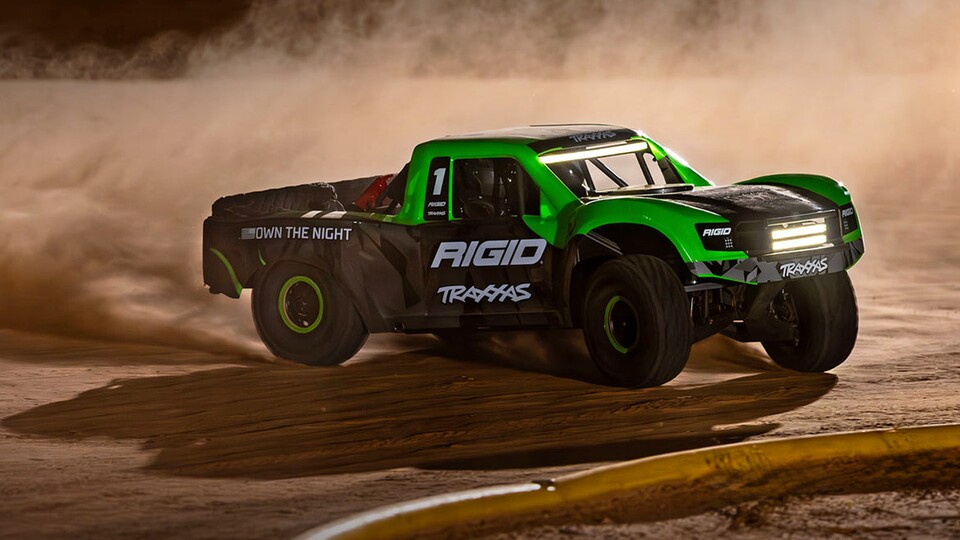 Mit Einzelradaufhängung vorne und Starrachse hinten entwickelt der Traxxas UDR ein „scaliges“ Fahrverhalten, das schon beim Zusehen pure Freude bereitet.