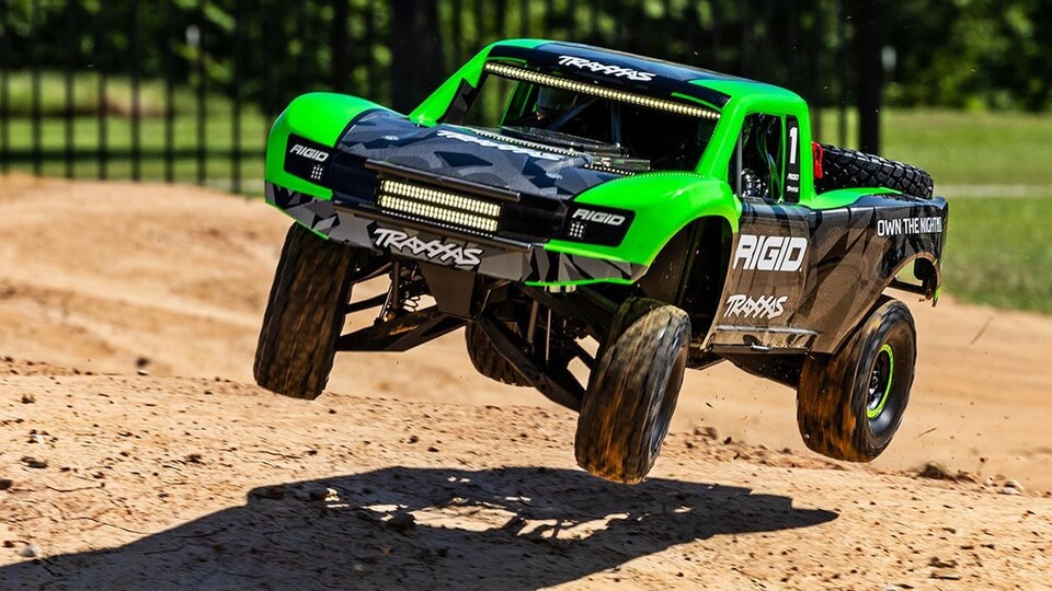 Besonders der Negativ-Federweg ist beachtlich – also wie weit die Räder noch ausfedern, wenn der UDR den Boden verlässt.