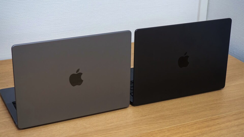 Hier im Vergleich: das Apple MacBook Pro in Spacegrau und daneben die neue Farbe Space Schwarz. In Schwarz sieht das MacBook für mich deutlich besser aus.