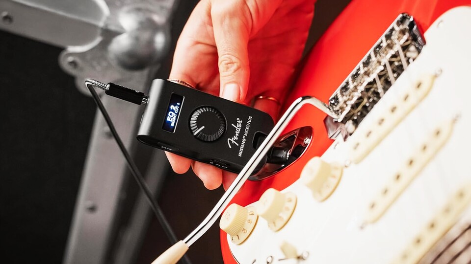 E-Gitarren müssen nicht mehr über große, laute Röhrenverstärker laufen. Ein kleiner Kopfhörerverstärker reicht komplett zum Üben!