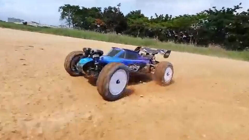 100 Kilometer pro Stunde Spitzengeschwindigkeit: Dieses ferngesteuerte Auto könnt ihr auf der Landtraße neben euch herfahren lassen.
