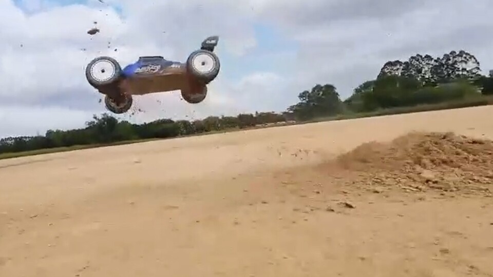 Wer sagt nur Fliegen ist schöner wird mit diesem RC-Car glücklich, denn es performt auch Offroad wie ein echter Monster-Truck!