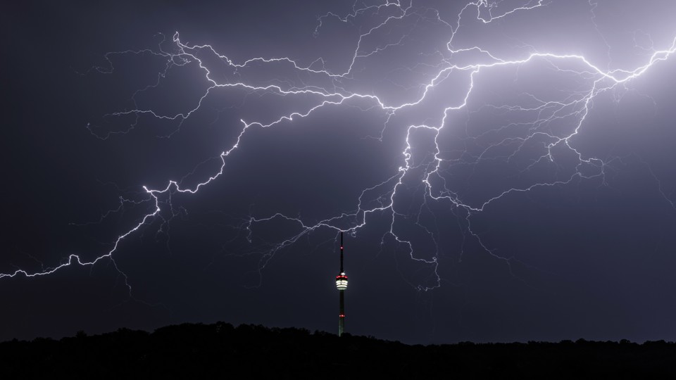 Macht ein Blitzeinschlag euren Fernseher kaputt? (Bild: BjoernMueller - adobe.stock.com)