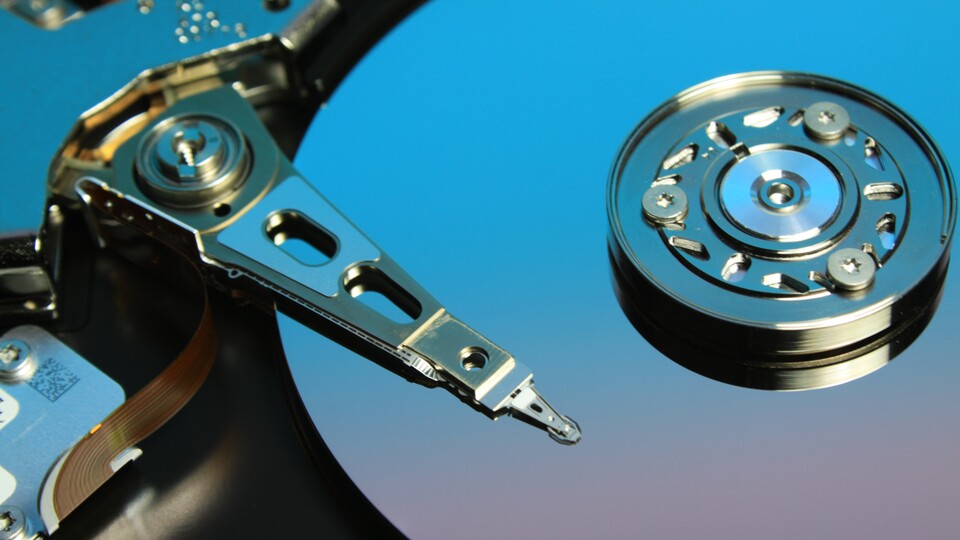 In einer NAS arbeiten meist noch klassische Festplatten als günstiger, großer Speicher. Eine gute NAS hat außerdem zusätzlichen Platz für SSDs.