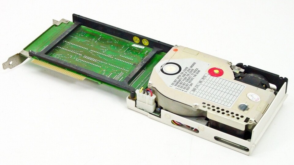 In grauer PC-Frühzeit wurden schon einmal Festplatten auf Steckkarten wie bei diesem ISA-Modell gequetscht – das macht man heute mit SSDs.