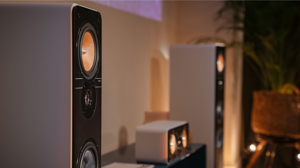 Auch in Weiß: Die wunderschönen Teufel Ultima 40 Surround-Sound-Lautsprecher gibt es neben einer schwarzen Fassung auch in Weiß.