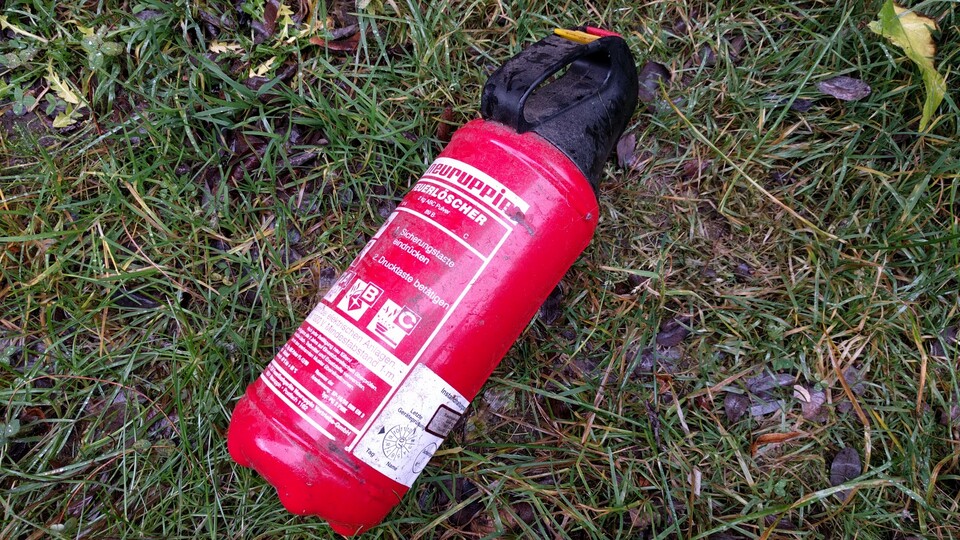 Ein Feuerlöscher kann praktisch sein, einige Faktoren beeinflussen aber, welcher der richtige für euch ist. Dieser alte, abgelaufene hier ist es aber auf jeden Fall nicht. (Bildquelle: Nele WobkerGameStar Tech)