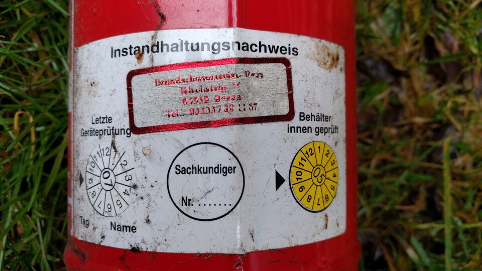 Auf diesem Feuerlöscher ist zu sehen, dass er viel zu lange nicht mehr geprüft wurde und entsorgt werden muss. (Bildquelle: Nele WobkerGameStar Tech)
