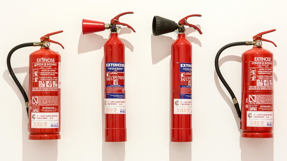 Bei Feuerlöschern sind der richtige Typ und die passende Größe wichtig. (Bildquelle: Jan van der WolfPexels)