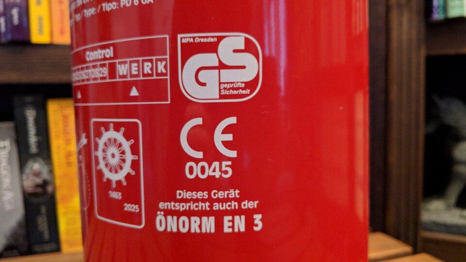 Beim Kauf eines Feuerlöschers sollte man vor allem auf die Prüfsiegel achten. (Bildquelle: Nele WobkerGameStar Tech)