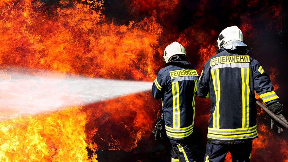 Ein Feuerlöscher ersetzt niemals die Feuerwehr. (Bildquelle: Adobe Stock)