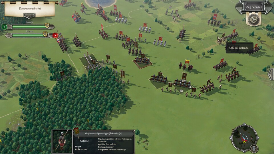 Field of Glory 2: Medieval lässt euch komplexe historische Gefechte zur Zeit des Mittelalters bestreiten. Hier nutzen wir den Wald, um unseren Bogenschützen einen sicheren Rückzugsort zu bieten. Bis die feindliche Kavallerie auftaucht, nehmen sie das Zentrum unter Beschuss.