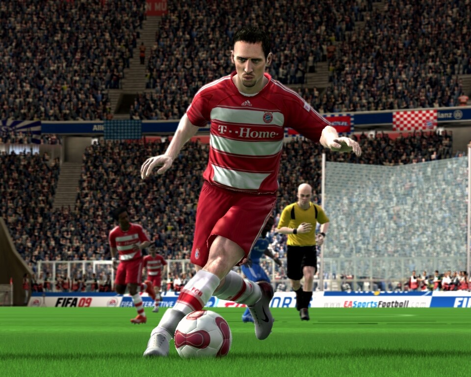 Eine Spielszene, zwei Welten: Franck Ribéry demonstriert die neue Grafiktechnologie von Fifa 09...