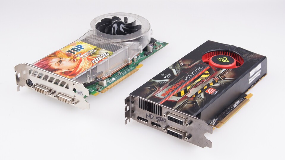 Oben sehen Sie eine Geforce 7800 GTX, unten eine Radeon HD 5770. Die Nvidia-Karte scheitert wegen der fehlenden DirectX 11-Unterstützung an Fifa 17, das AMD-Modell aufgrund von Treiberproblemen.