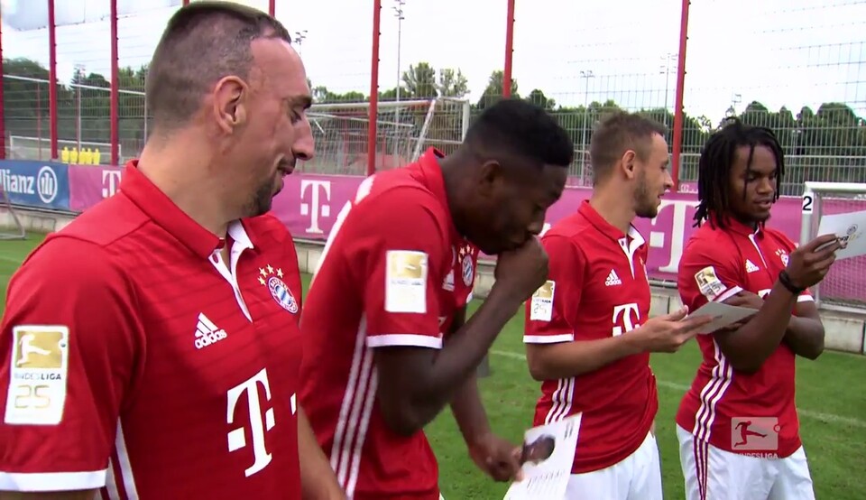 Müssen sich Marco Reus nicht ins Fernsehregal stellen: Die Spieler des FC Bayern München haben offenbar eine Sonderedition von FIFA 17 mit alternativem Cover erhalten.