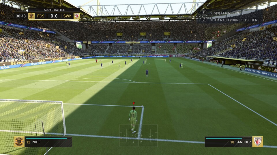Abschläge führen wir in FIFA 19 neuerdings mit deutlich mehr Übersicht über das gesamte Spielfeld aus.