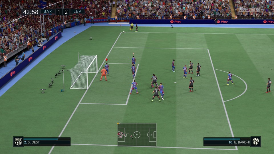 Eckball bei einem spanischen Liga-Spiel: Publikum und Banden sehen in der PC-Version ordentlich aus, der Rasen wirkt aus der Spielperspektive aber wie eine platte Textur.