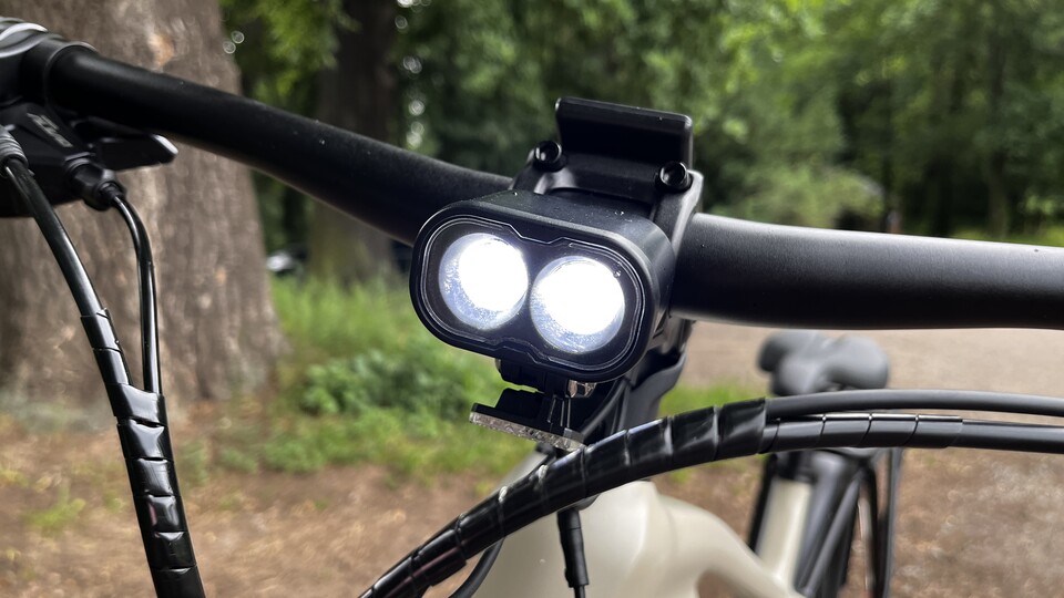 Das Frontlicht funktioniert nur mit integriertem Akku. (Hinweis: Der Reflektor ist hier nicht korrekt im Winkel arretiert)